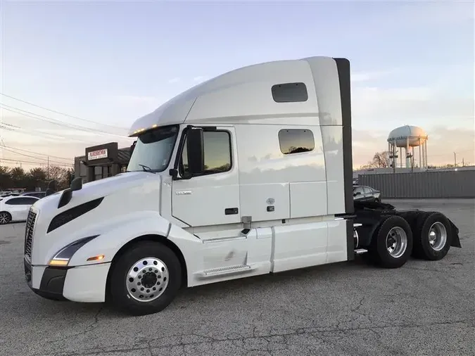 2021 VOLVO VNL64T760