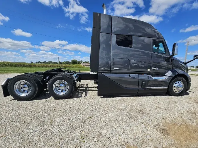 2025 VOLVO VNL64TV04
