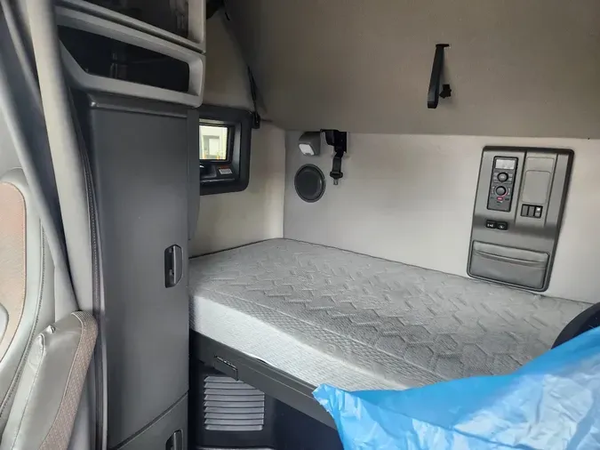 2019 VOLVO VNL64T740