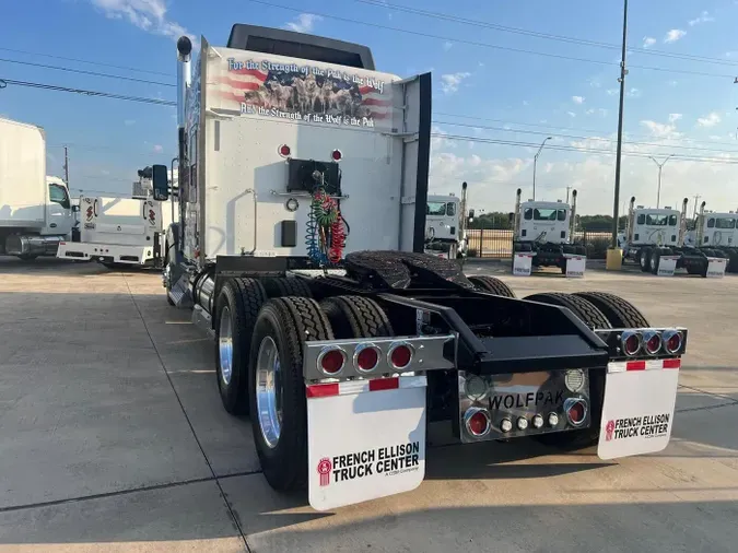 2023 Kenworth W990