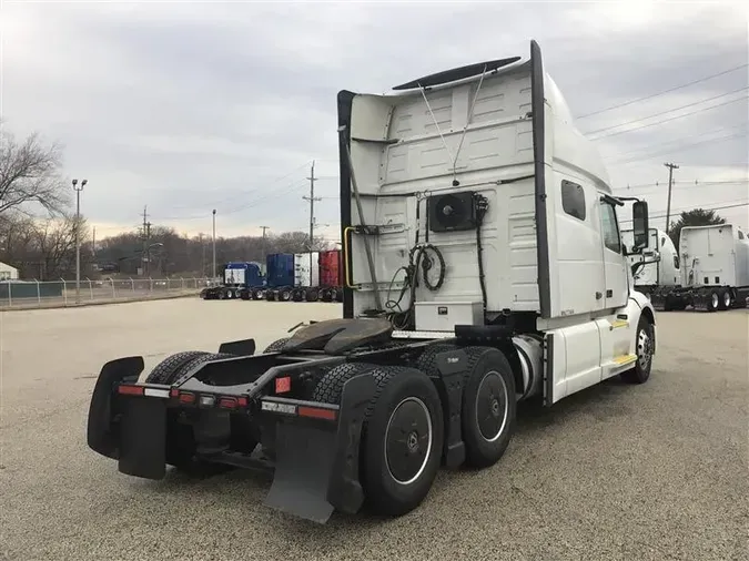 2021 VOLVO VNL740