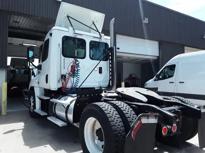 2017 FREIGHTLINER CASCADIA 125