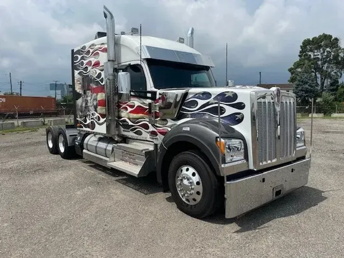 2023 Kenworth W990