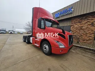 2022 VOLVO VNR64T300