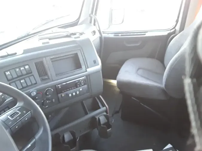2019 VOLVO VNL64T-300