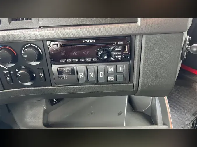 2021 VOLVO VNL760