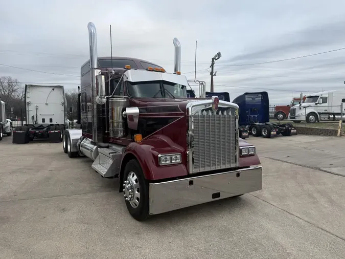 2024 Kenworth W900e0b010a4985ab4dfb278cede7d750f12