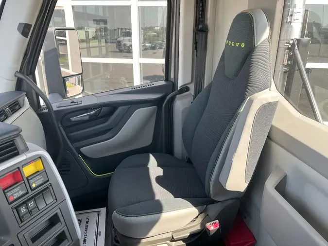 2026 VOLVO VNL64T300