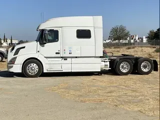 2017 VOLVO VNL730