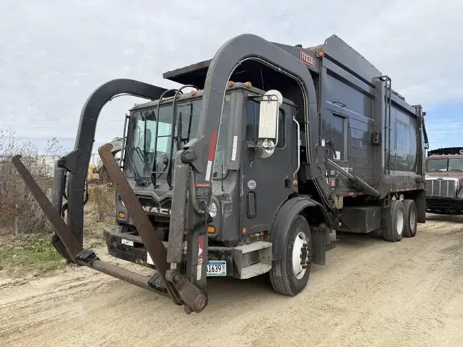 2013 MACK MRU613