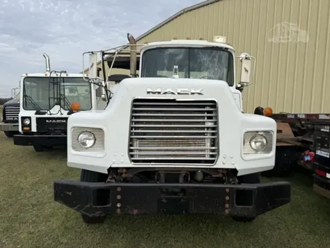 2002 MACK DM690S