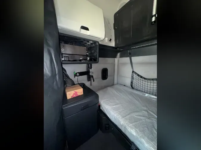 2021 FREIGHTLINER Cascadia 126