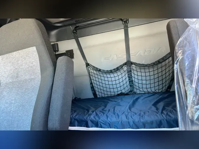 2021 Freightliner Cascadia 126