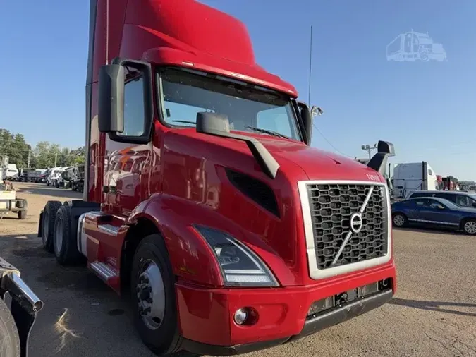 2022 VOLVO VNR64T300