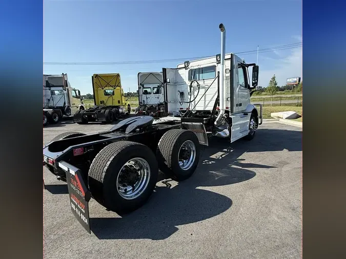 2023 VOLVO VNR64T300
