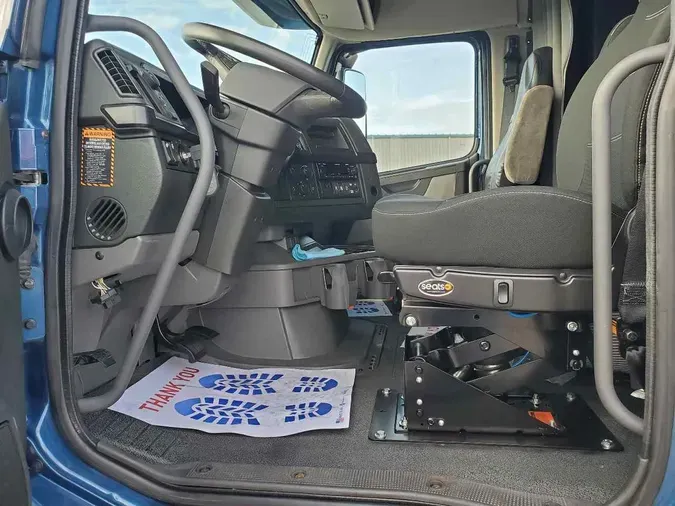 2025 VOLVO VNL64T740