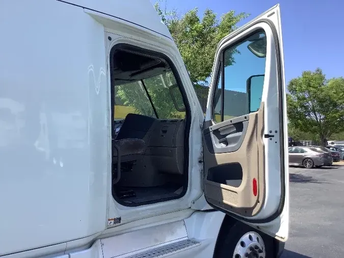 2018 Freightliner X12564ST