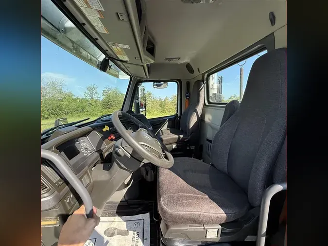 2023 VOLVO VNR64T300
