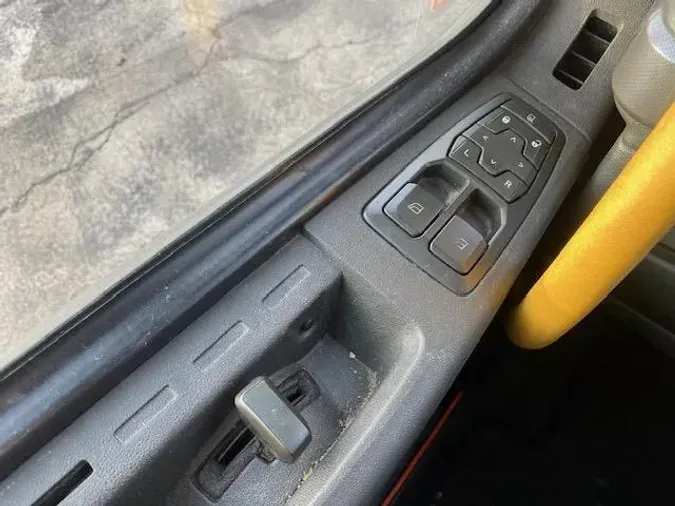 2023 Volvo VNR64T400