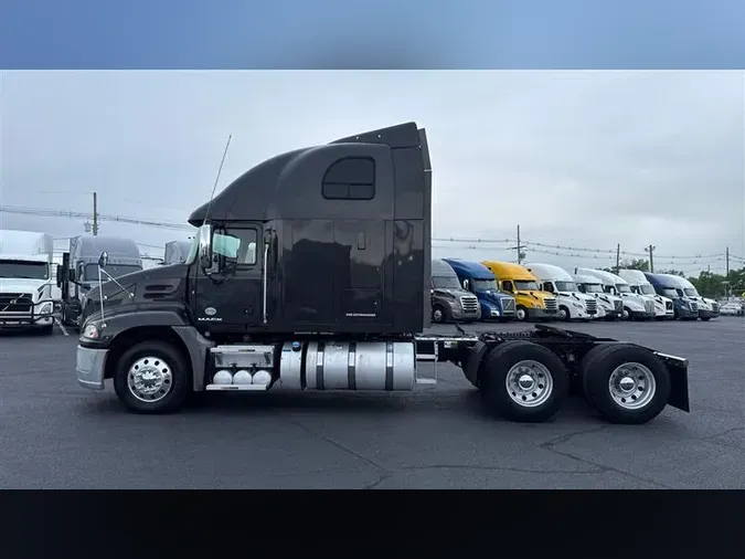 2017 MACK CXU613