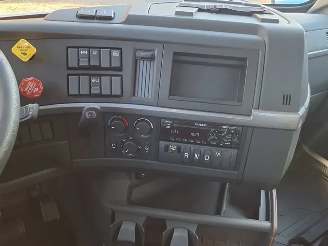 2019 VOLVO VNR42T 300