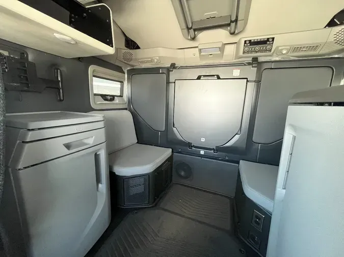 2026 VOLVO VNL64T860