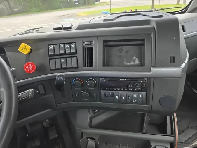 2019 VOLVO VNL64T-300