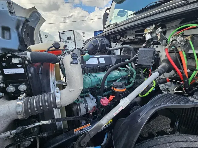 2022 VOLVO VNL64T740