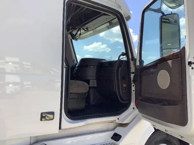 2016 Volvo VNL64670