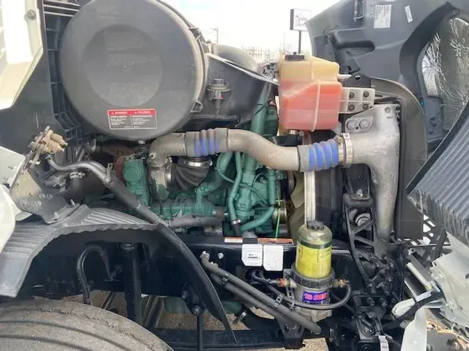 2023 Volvo VNR64T400