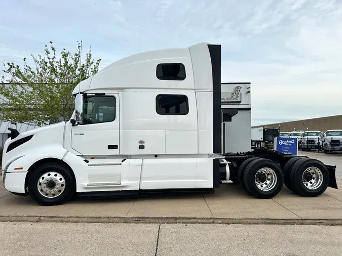 2025 VOLVO VNL64T860