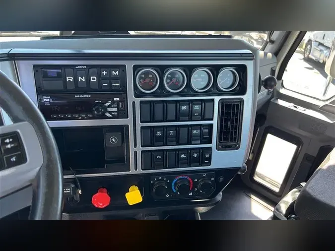 2020 MACK GR64BT