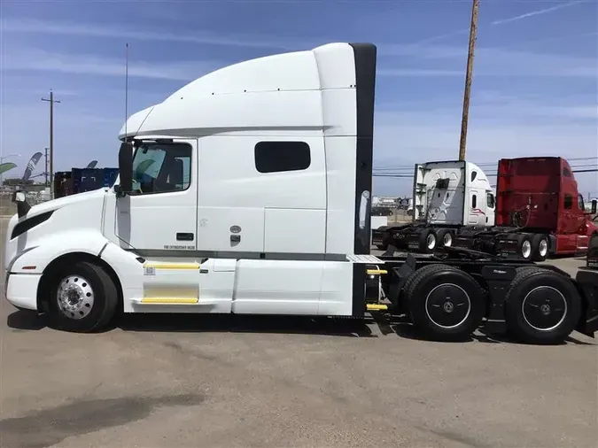 2021 VOLVO VNL740