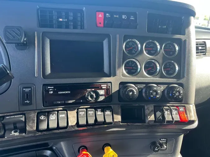 2023 Kenworth W990