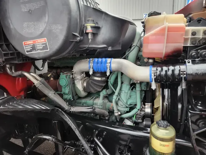 2022 VOLVO VNR64T300