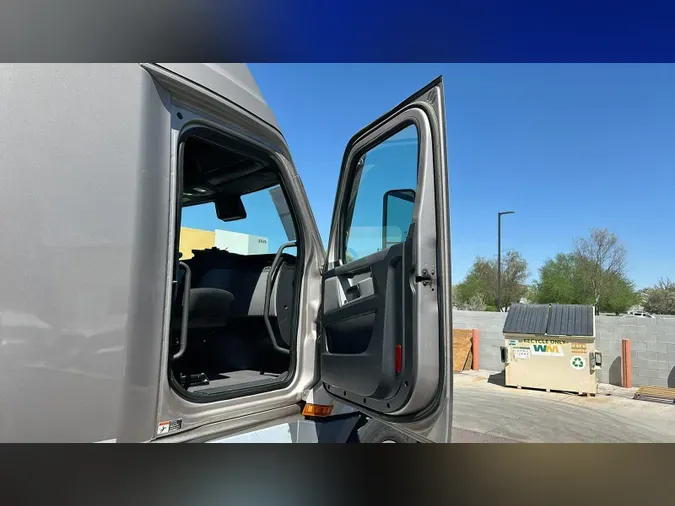 2021 Freightliner Cascadia 126