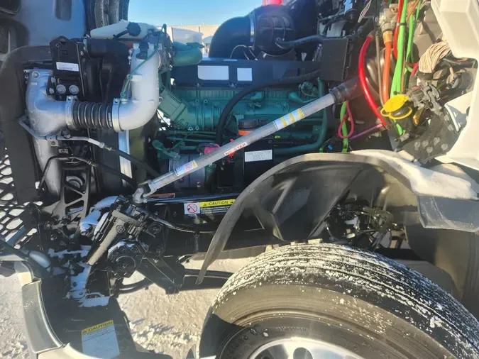 2025 VOLVO VNL64T760