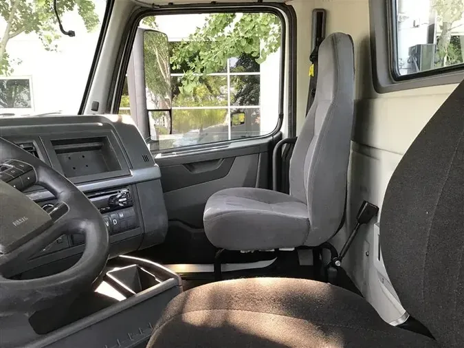 2019 VOLVO VNR300