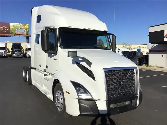 2021 VOLVO VNL64T760