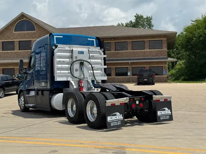 2021 FREIGHTLINER Cascadia 126