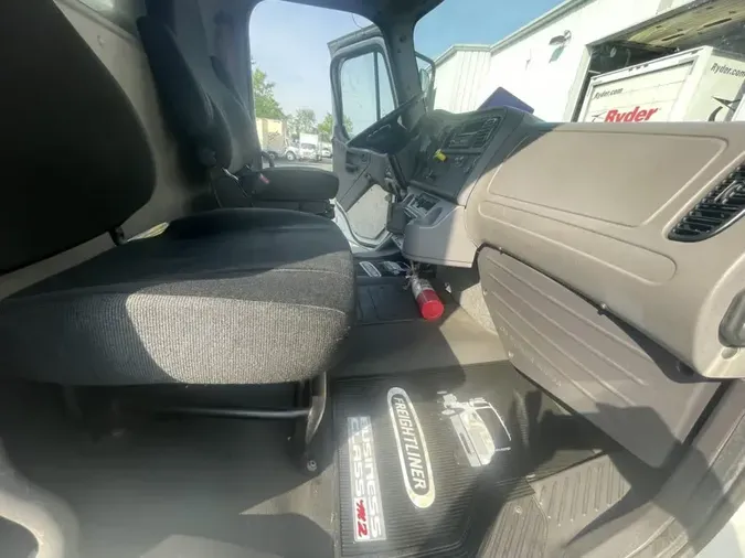 2017 FREIGHTLINER M2 106