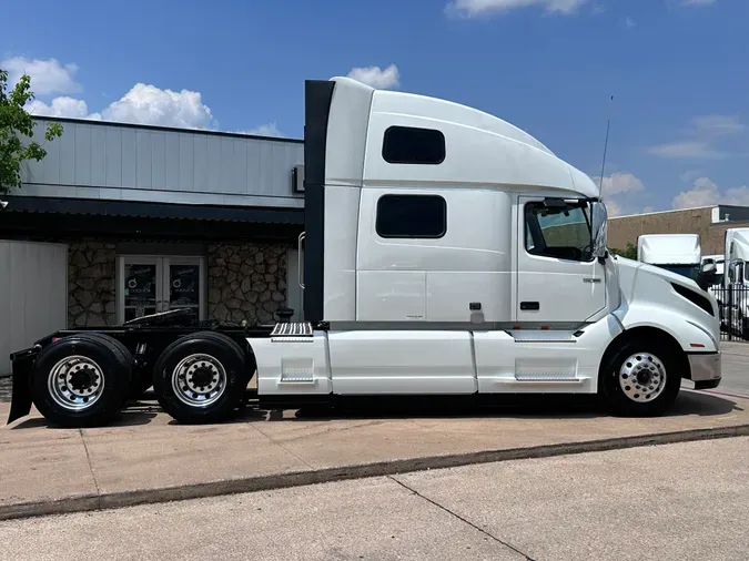 2025 VOLVO VNL64T860