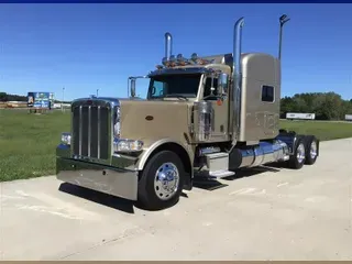 2017 PETERBILT 389