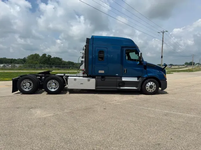 2021 FREIGHTLINER Cascadia 126