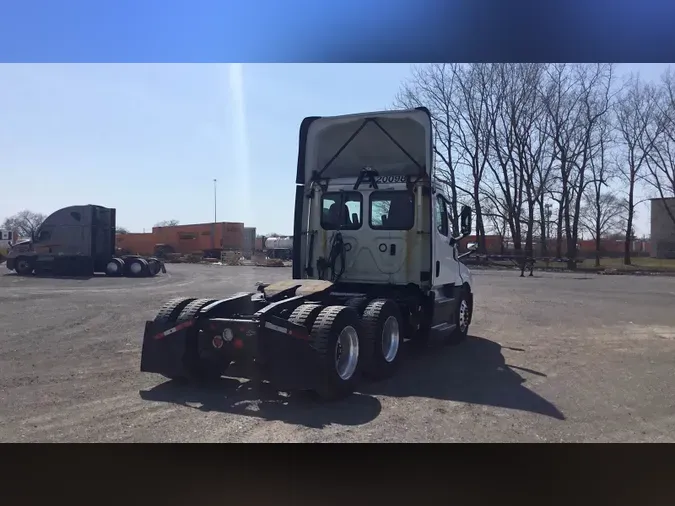 2020 Freightliner Cascadia 126