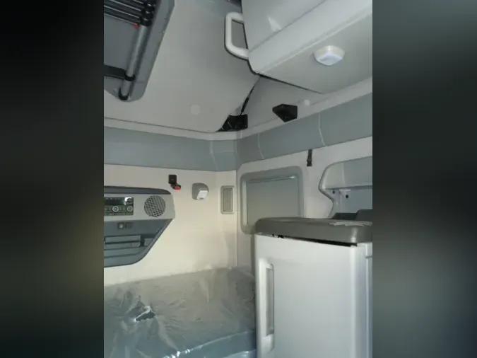 2025 VOLVO VNL64Tv04