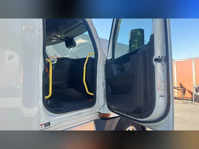 2023 Freightliner Cascadia 126e1eb8f2fd8158e18fc7c059a4a009b4c