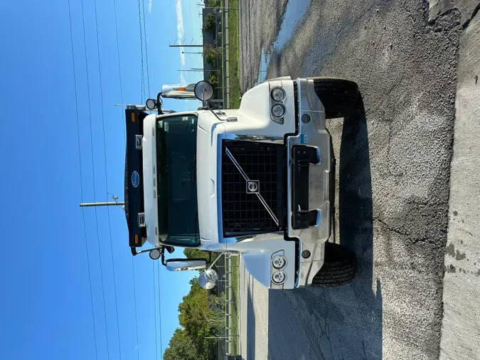 2020 Volvo VHD84F300