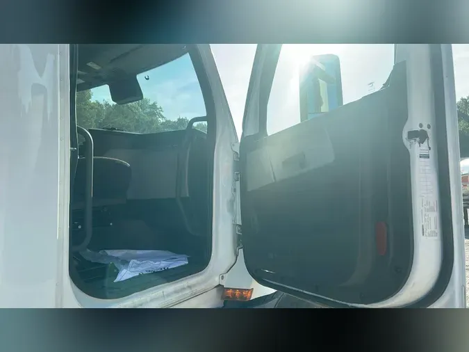 2021 Freightliner Cascadia 126