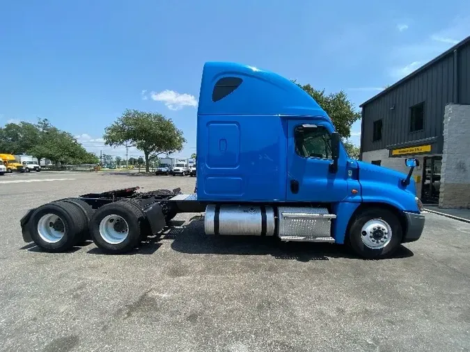 2020 Freightliner X12564ST